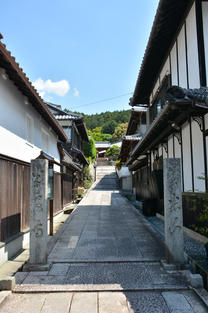 かつては宇和島街道の宿場町として栄えた