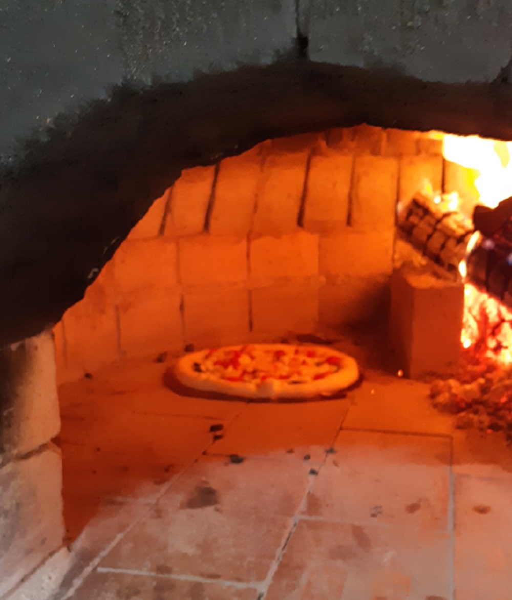 テイクアウト 「石窯で焼くピザ」