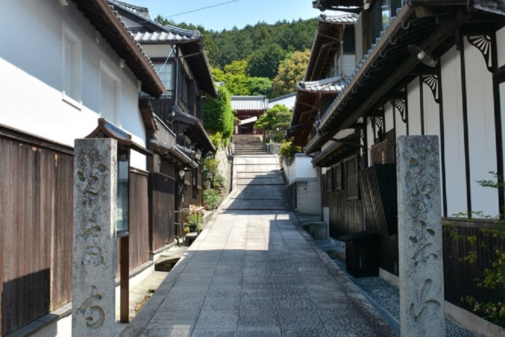 かつては宇和島街道の宿場町として栄えた