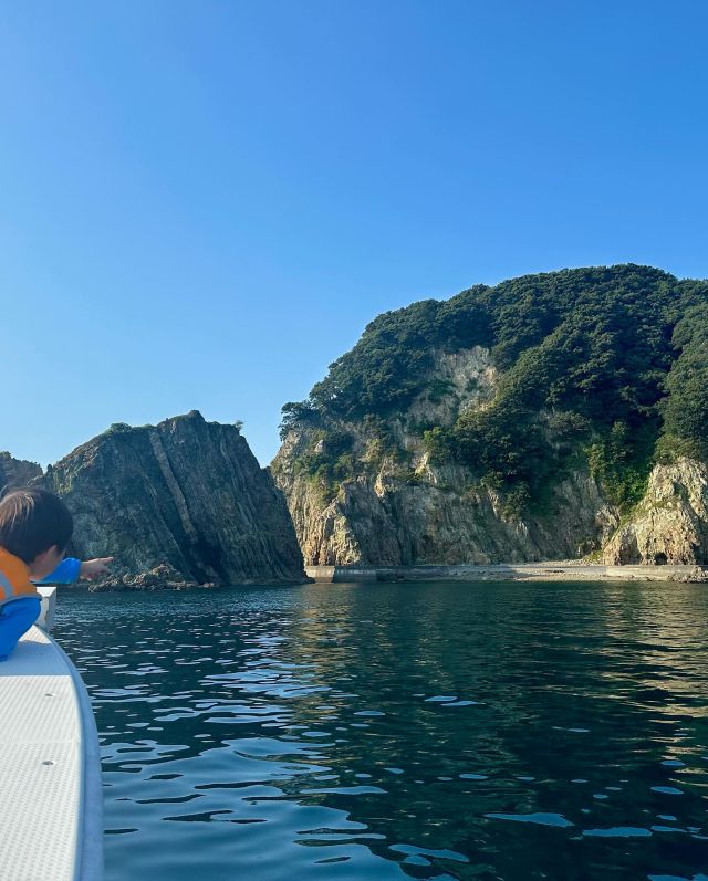 ジオクルーズとイカ釣りツアーを開催しました。
当日は天気も良く、最高のツアー日和でした。
 
今回、お世話になった遊漁船は三瓶地区有太刀の裕希丸さんです。
 
出港→寝観音→須崎海岸→クルージング→イカ釣り→帰港
 
須崎海岸の縦じまの地層（４億年前）では地球のパワーを感じ、ジオガイドさんの説明付きだったので皆さん興味を持たれて、色んな質問をされていました。
 
クルージング後、沖に出て船上で食事。
明浜地区渡江のかぁちゃん工房さんの西予市産の食材を使用した、特注弁当。
とても美味しかったです。
 
少し暗くなったところでイカ釣り開始。
釣り開始して、まもなくイカがヒット。
その後、皆さん良いペースで釣れていました。
初めての方やお子様もどんどん釣りあげます。
船上は歓声とイカの墨が飛び交い、楽しい時間を過ごせました。
最高56杯釣った方もいました。（19時から21時30分まで）
 
西予CATVさんにツアーの取材もしていただきました。
今後も皆さんに喜んでいただけるツアーを開催していきたいと思います。
 
📍#須崎海岸
 
#せいよじかん　をつけて投稿いただくと、その中から素敵な写真をリポストします。
 
#せいよじかん#愛媛#西予市#せいよ#四国西予ジオパーク#イカ釣り#イカメタル#西予CATV#かぁちゃん工房#裕希丸#ジオ好きな人と繋がりたい#釣り好きな人と繋がりたい#旅したくなるフォト#クルージング#観光#特産品#愛媛旅行#絶景スポット#ポップアップ#西予市観光物産協会#いいやん西予
#seiyo#setouchi#shikokucameraclub#instagood#travelphotography#landscape#lovers_nippon