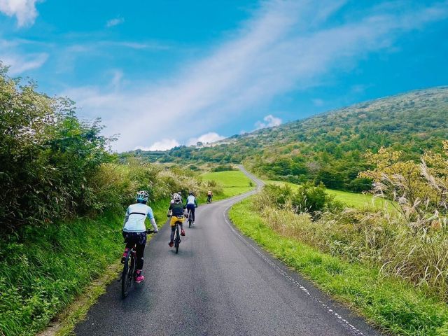 ジオライドツアー絶景！秋の四国カルスト編を開催しました。
 
９月に入っても暑い日が続いていましたが、大野ヶ原は涼しくサイクリング日和でした。
 
参加者の皆さん、集合場所に着くと近くにある大根売り場に直行されました。
 
自転車のフィッテングや1日のスケジュールを確認後、スタート。
 
目指すは高知県津野町にあるカルストテラス。
標高1100mを超える高原、牛や牧歌的な景色を眺めながら、ゆっくりと走ります。
遠くに源氏ヶ駄場の白い無数の石灰岩が見えます。
素晴らしい景色に何度か撮影会が始まりました。
 
ゆっくり四国カルストを楽しみながら、目的地のカルストテラスに到着。
ここで昼食のお弁当を食べました。
 
今回のお弁当は「サトチカ」さんの西予市の食材を沢山使ったおにぎり弁当。
竹の包がとても素敵でした。
栗おこわと梅干のおにぎり、卵焼きや唐揚げ。
バターナッツかぼちゃ、銀杏やサツマイモが入って秋を感じる素敵なお弁当でした。
 
愛媛と高知の県境で写真撮影や散策後、ミルク園さんに向かいました。
 
ミルク園さんでは思わず写真を撮りたくなるようなソフトクリームをいただきました。
疲れた体を甘くて濃いミルクのソフトクリームが癒してくれます。
 
皆さん、今回の「ジオライドツアー絶景！秋の四国カルスト編」大満足されていました。
 
是非、次回の参加をお待ちしています。
 
【今回のスケジュール】
大野ヶ原地域づくり活動センター（集合）→カルストテラス（お弁当）→天狗高原散策→
ミルク園（ソフトクリーム）→解散　走行距離約34キロ
 
📍#大野ヶ原
 
#せいよじかん　をつけて投稿いただくと、その中から素敵な写真をリポストします。
 
#せいよじかん#愛媛#西予市#せいよ#四国西予ジオパーク#サイクリング#イーバイク#ミルク園#サトチカ#四国カルストーリー#サイクリング好きな人と繋がりたい#写真好きな人と繋がりたい#旅したくなるフォト#クルージング#観光#特産品#愛媛旅行#絶景スポット#ポップアップ#西予市観光物産協会#いいやん西予
#seiyo#setouchi#shikokucameraclub#instagood#travelphotography#landscape#lovers_nippon