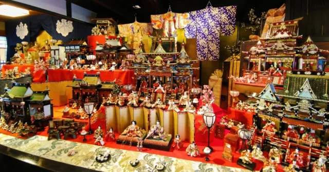 今年も愛媛県西予市宇和町の卯之町の町並みを舞台に、恒例イベント「卯之町のひなめぐり」が、2026年２月１日から開催されます。江戸時代から平成までの雛人形が一堂に会し、４月５日までの約２ヶ月間にわたり、町並み一帯が華やかな伝統美に包まれます。
期間中の土・日・祝日限定で、雛飾りを展示している宇和民具館、宇和先哲記念館、末光家住宅、旧武蔵の４箇所を巡ってスタンプを集めると、素敵な景品を受け取ることができます。
ひと足早い春を感じに、ぜひ趣ある卯之町の町並みへお出かけください。
 
【展示内容】
大正から昭和にかけて西日本で流行した豪華な「御殿飾り」や、昭和期の代表的な「段飾り」など、それぞれの時代の意匠を間近で観察することができます。また、「舌切り雀」や「浦島太郎」などをモチーフにした全国的にも珍しい「変わり雛」が展示されます。

【スタンプラリーについて】
展示施設の４か所にあるスタンプを集めると、文化の里施設オリジナルグッズをプレゼントいたします。

📍#卯之町の町並み
 
#せいよじかん　をつけて投稿いただくと、その中から素敵な写真をリポストします。
 
#西予市せいよ#卯之町のひなめぐりスタンプラリー#宇和民具館宇和先哲記念館末光家住宅旧武蔵